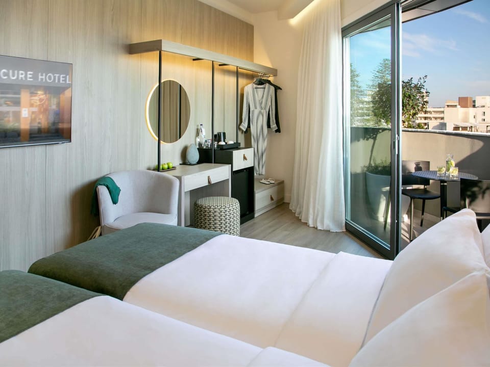 Premium bedding, pillowtop beds, minibar, in-room safe