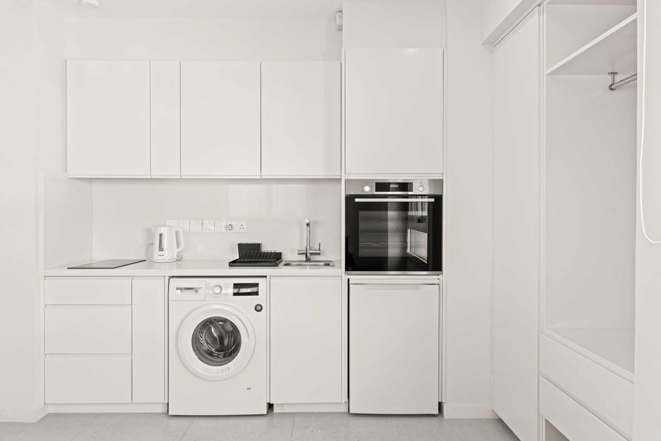 Luxury Studio | Private kitchen | Cookware/dishes/utensils