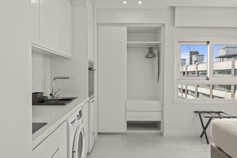 Luxury Studio | In-room safe, blackout drapes, iron/ironing board, WiFi (free)