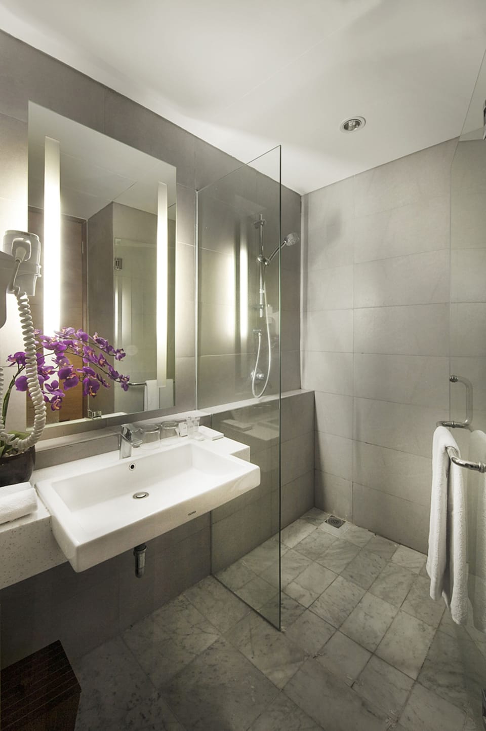 Deluxe Twin Room | Minibar, in-room safe, desk, free WiFi