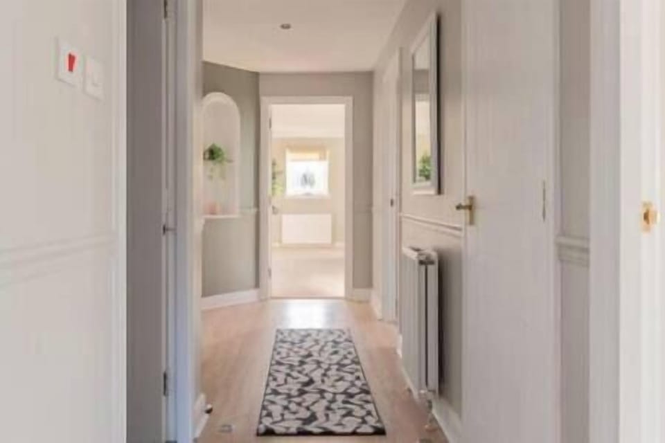 Large hallway leading to all rooms. 