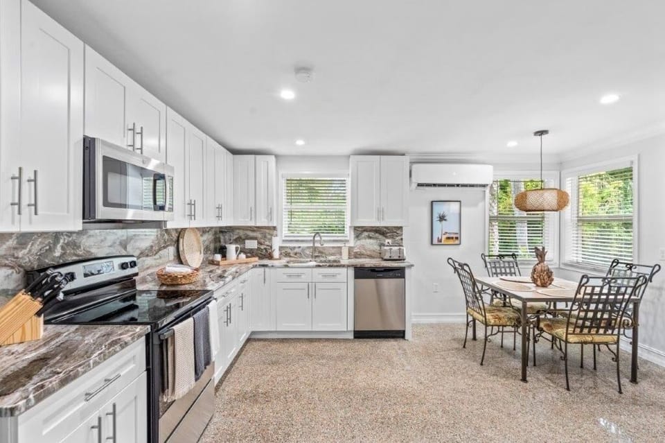 House, 5 Bedrooms | Private kitchen | Fridge, oven, coffee/tea maker, toaster