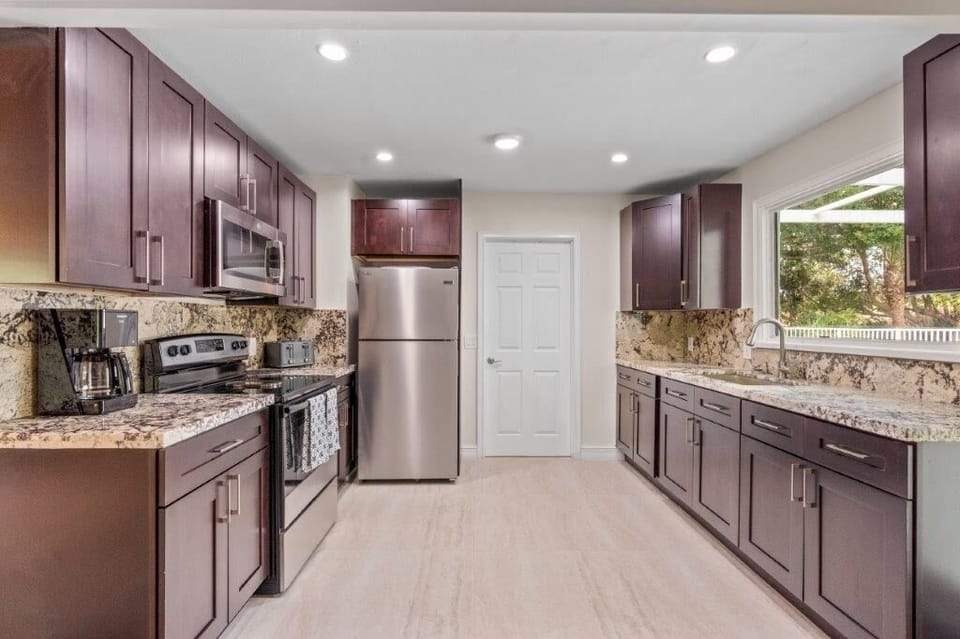 House, 5 Bedrooms | Private kitchen | Fridge, oven, coffee/tea maker, toaster