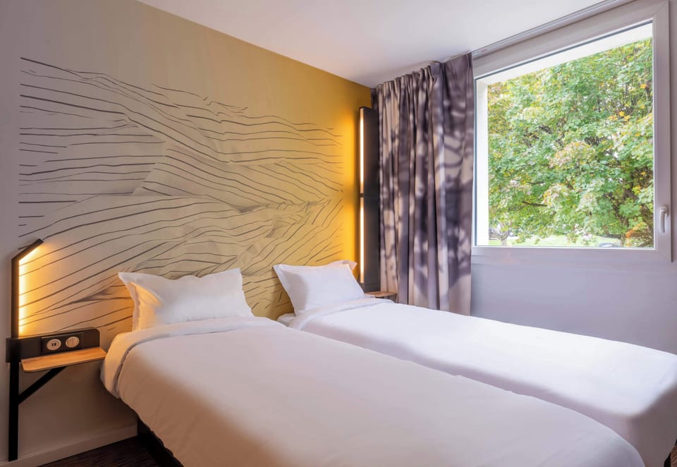 Twin Room, Non Smoking | Desk, free WiFi, bed sheets