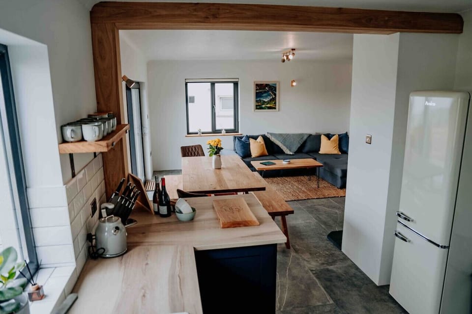 Ty Melyn Newgale – The heart of the home – an open-plan kitchen-diner with rustic charm and modern convenience, perfect for group meals and relaxed mornings.