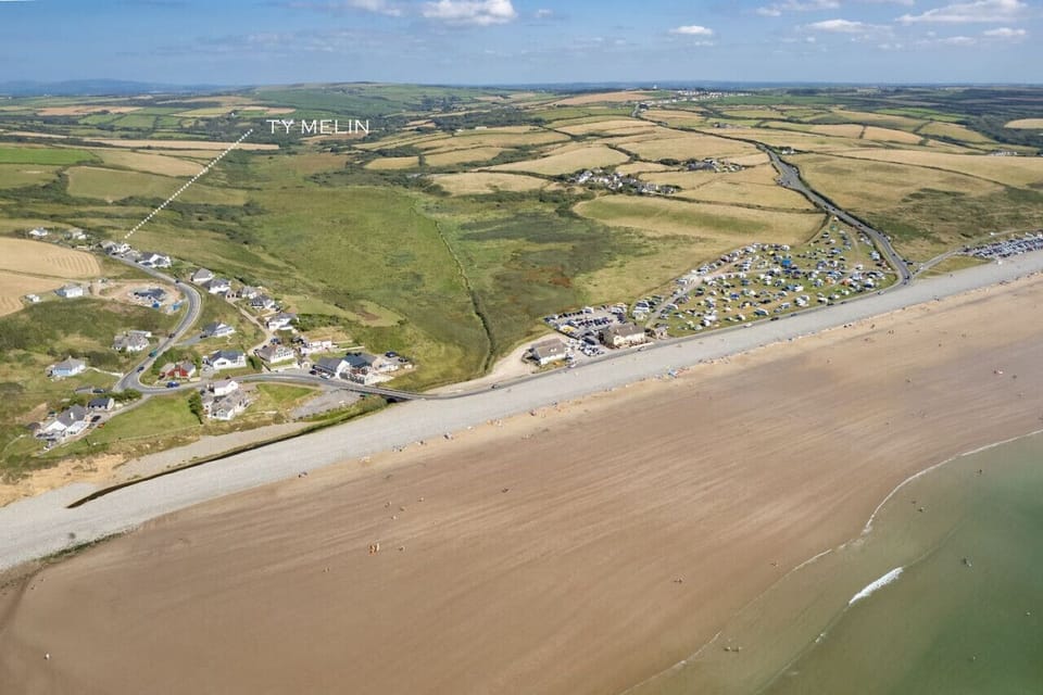 Ty Melyn Newgale – Endless sandy beaches just below the property – ideal for surfing, sunbathing, and sunset walks along the shore.