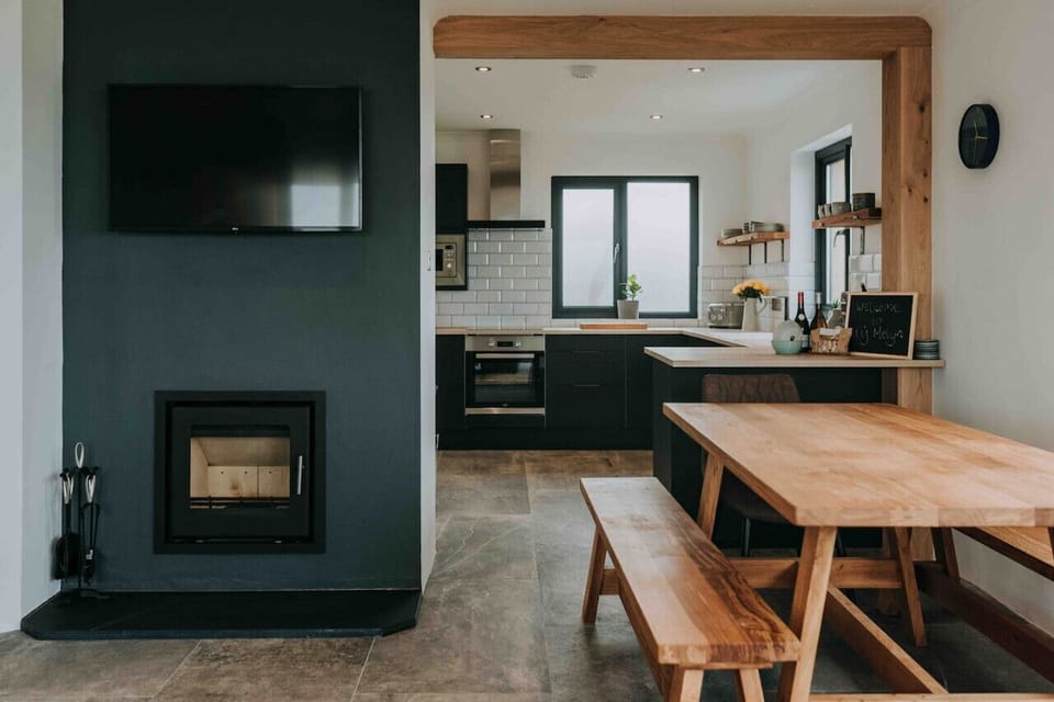 Ty Melyn Newgale – Enjoy the warmth of the log burner on cooler evenings, with open access to the kitchen and dining area for easy entertaining.