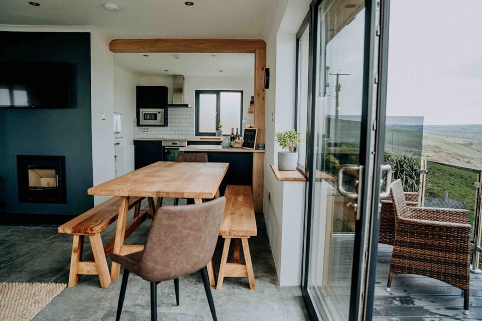 Ty Melyn No.2 Newgale – Dine indoors beside the log burner or step out onto the balcony for sunset drinks and fresh sea air.