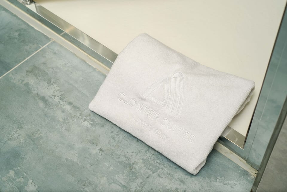 Deluxe Room, Non Smoking | Bathroom amenities | Shower, hydromassage showerhead, hair dryer, slippers