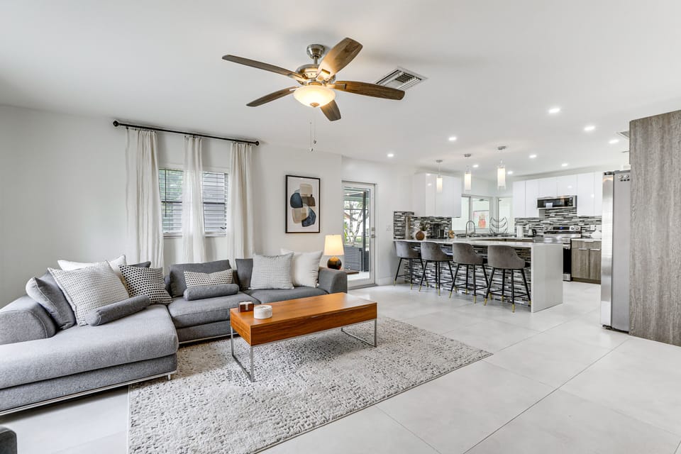 Family Room | Twin Sleeper Chair | Smart TV | Free WiFi | Central A/C & Heating