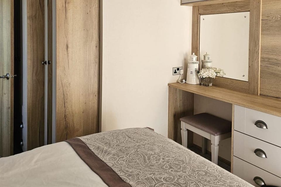 2 bedrooms, iron/ironing board, free wired internet, bed sheets