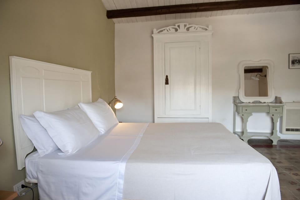 1 bedroom, Egyptian cotton sheets, premium bedding, pillowtop beds