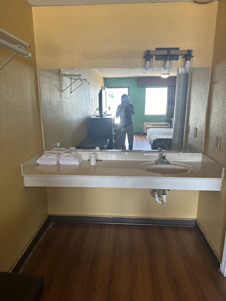Standard Single Room | Bathroom | Combined shower/tub, rainfall showerhead, towels, soap