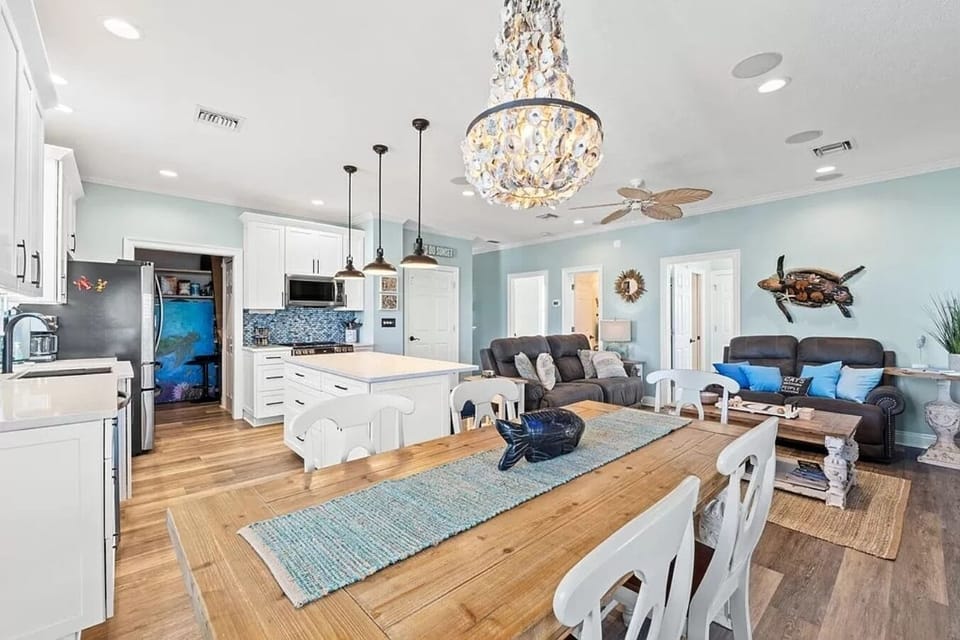Dining area with 6 chairs