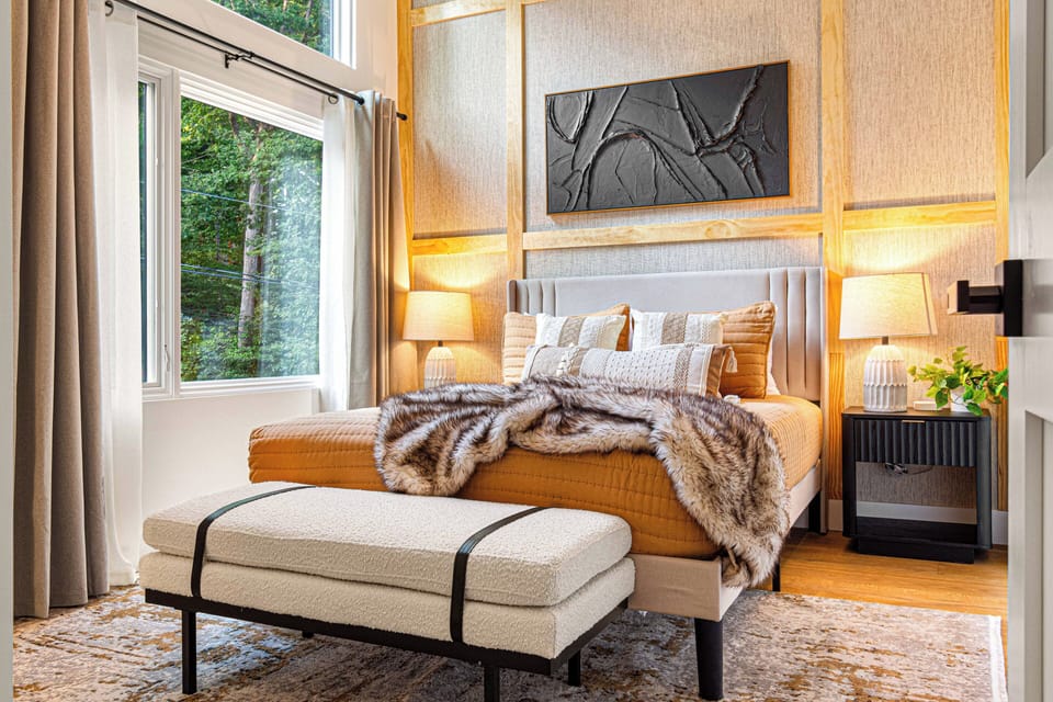 Rest easy in this gorgeous Queen bed room on the top floor, with its high ceilings, ceiling fan, and  your own en suite bathroom for added privacy and convenience.
