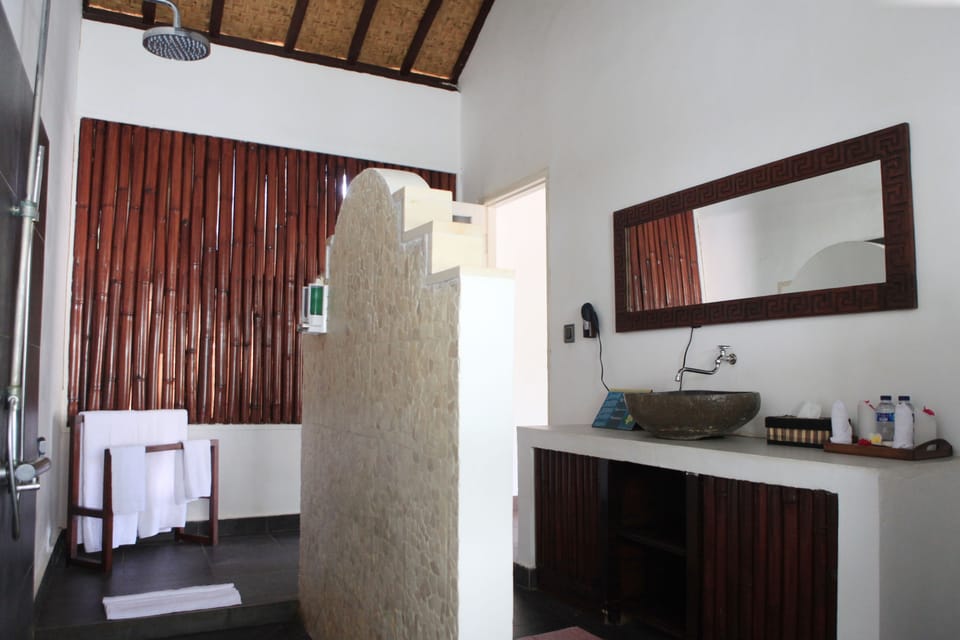 Deluxe Room, Garden View | Bathroom | Shower, free toiletries, bathrobes, slippers