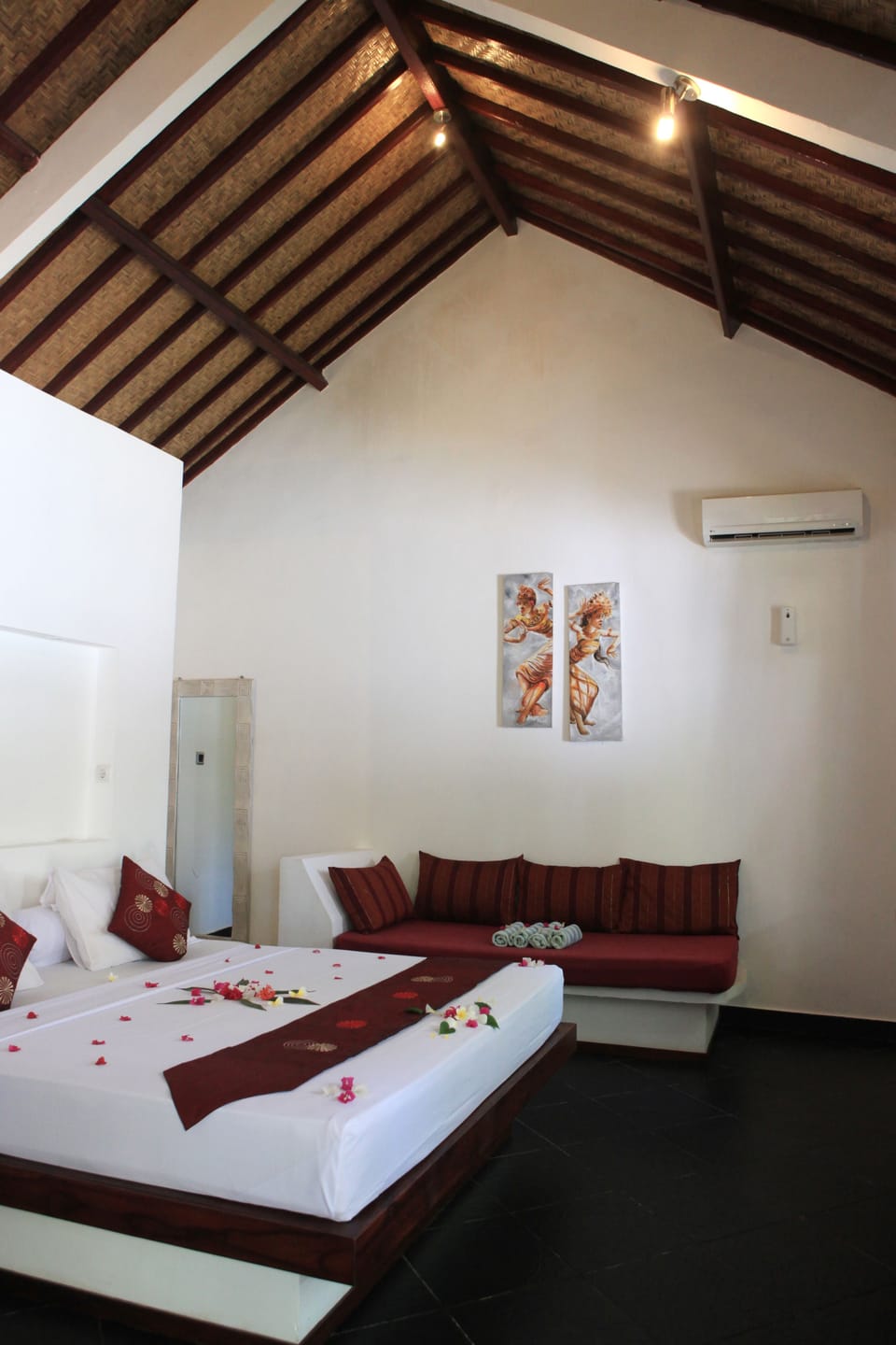 Deluxe Room, Garden View | Minibar, in-room safe, desk, soundproofing