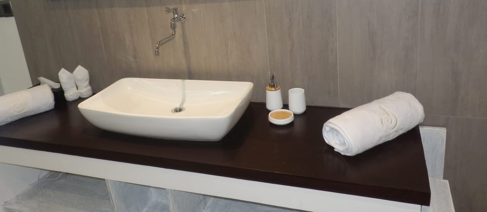 Deluxe Room, Pool View | Bathroom | Shower, free toiletries, bathrobes, slippers