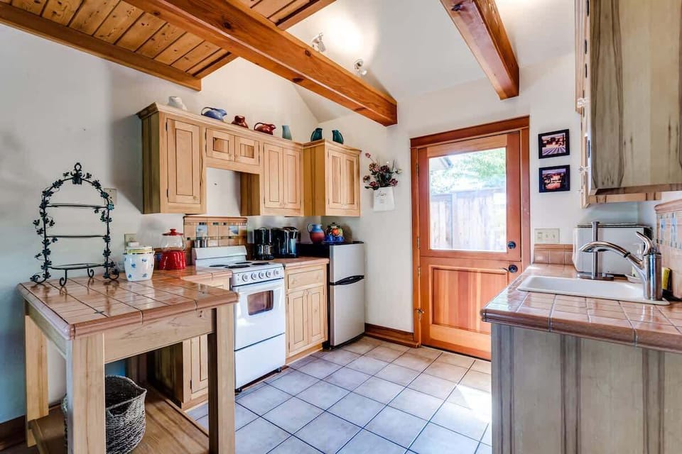 Fully equipped kitchenette with stove, fridge, microwave, and Keurig — great for quick breakfasts before kickoff, coffee on the go, or late-night snacks after a Ducks game at Autzen Stadium.