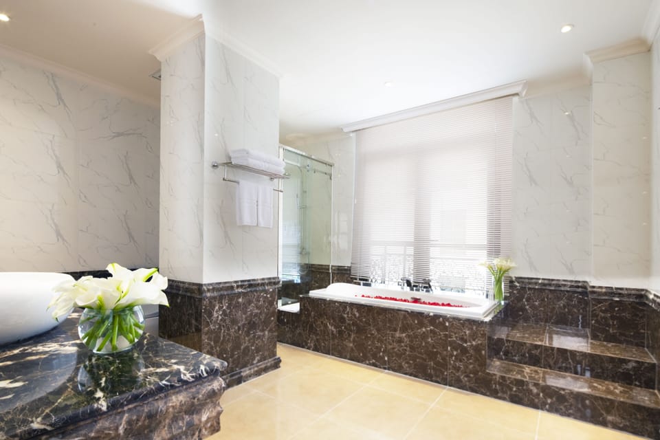 Suite | Bathroom | Free toiletries, hair dryer, slippers, towels