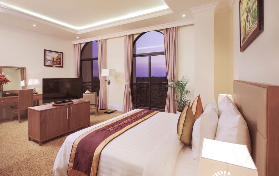Executive Room | Minibar, in-room safe, desk, rollaway beds