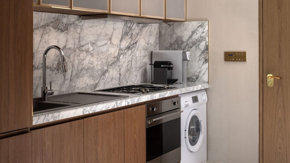 Full-size fridge, microwave, oven, stovetop
