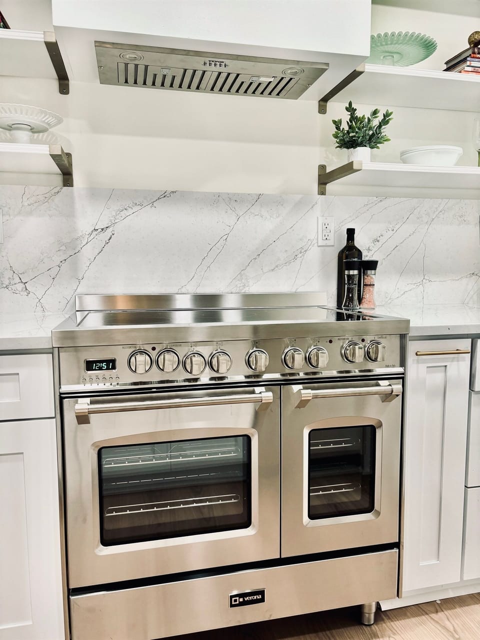 A chef’s dream!! Use our dual oven Italian stove to whip up dinner in one oven and use the second oven to bake a delicious dessert simultaneously!!!