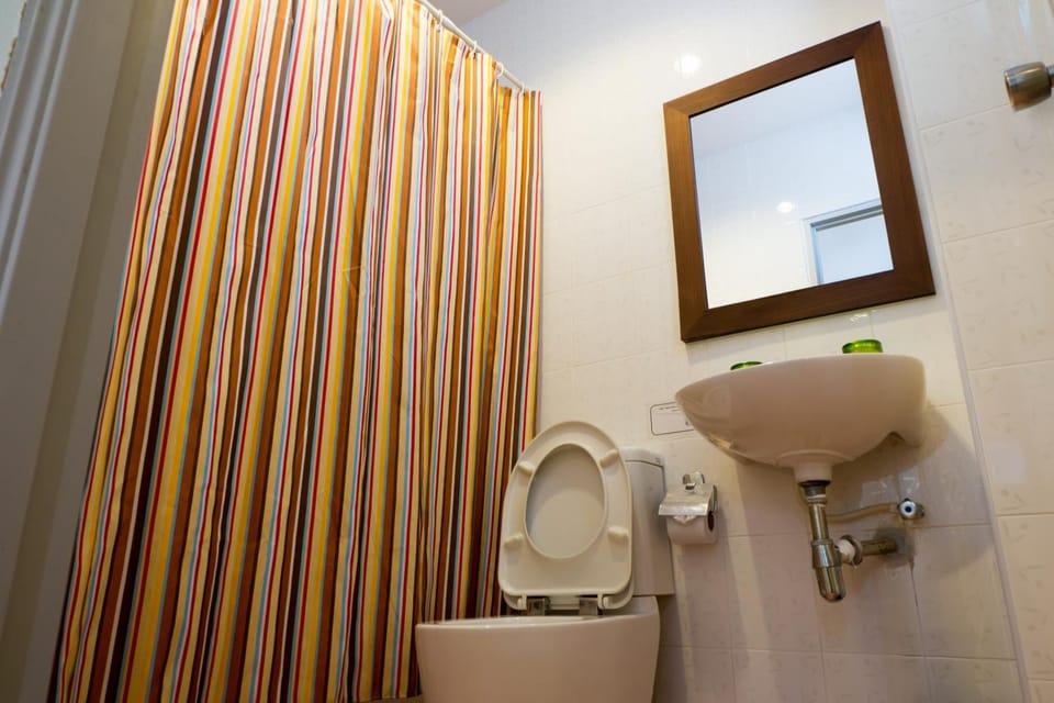 Shower, free toiletries, hair dryer