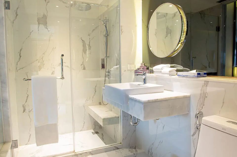 Shower, rainfall showerhead, free toiletries, hair dryer