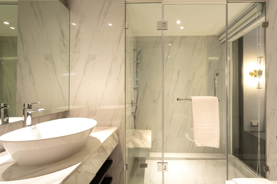 Deluxe Double or Twin Room | Bathroom | Shower, rainfall showerhead, free toiletries, hair dryer