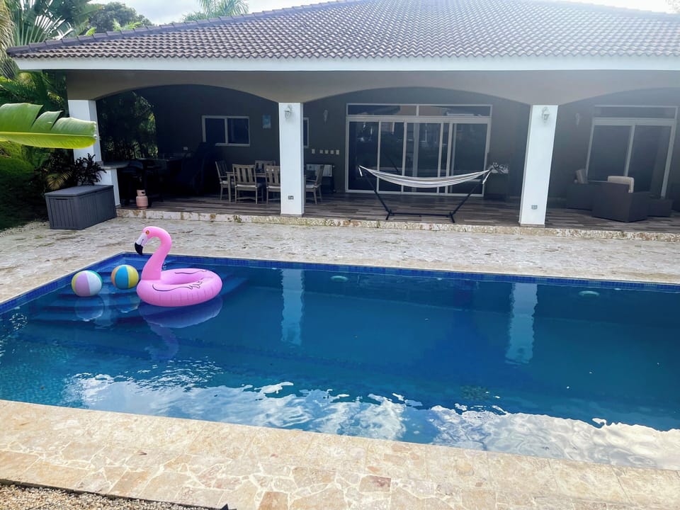 Large private pool ⛱️