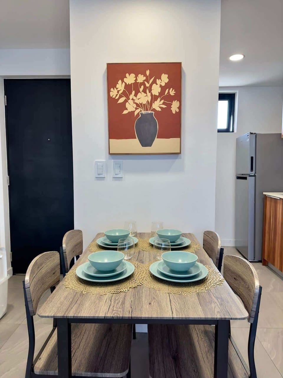 El Comedor se encuentra en el centro de la habitación, es para cuatro personas y tiene servicio completo para cuatro personas. 