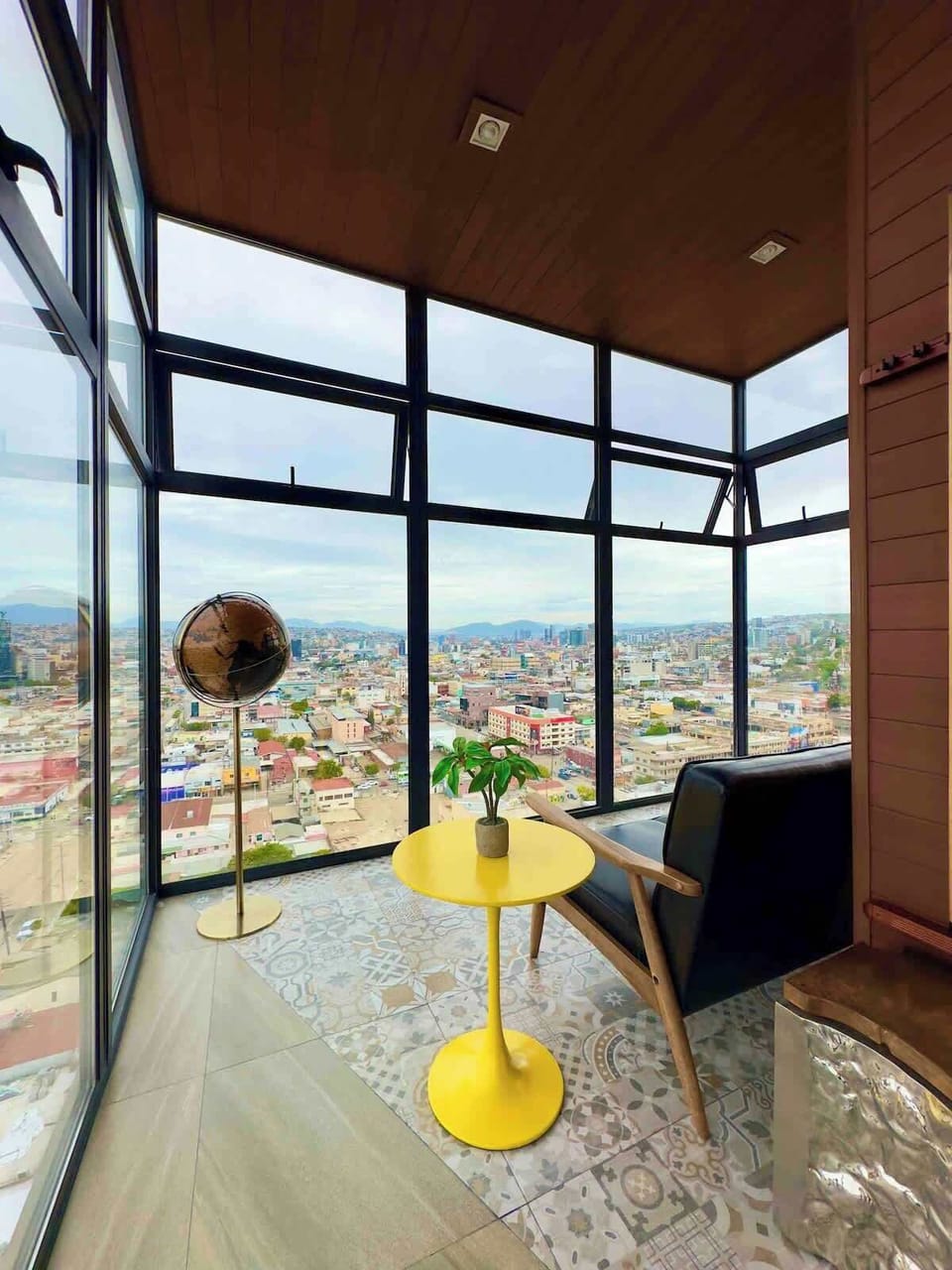Este hermoso espacio de encuentra escondido detrás de la mesa de billar en la sala de amenidades en el piso A. 
Es un cuarto con paredes de cristales y en medio un sofá en el que disfrutarás de una maravillosa vista de 180 grados de Tijuana centro. 