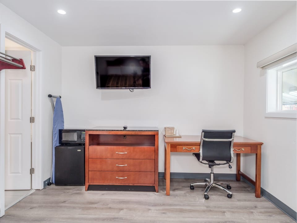 Standard Room, 1 King Bed, Non Smoking | Free WiFi