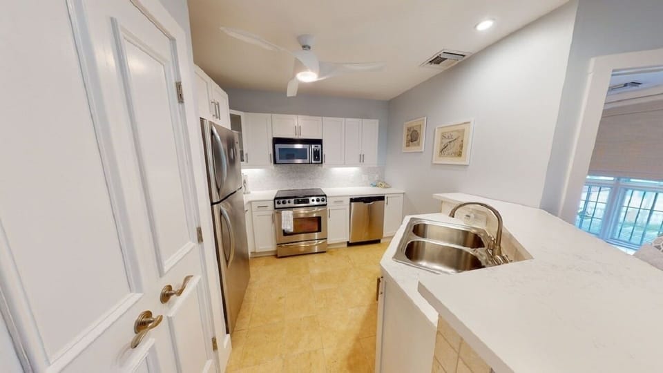 Fully equipped kitchen with snack bar seating for 2