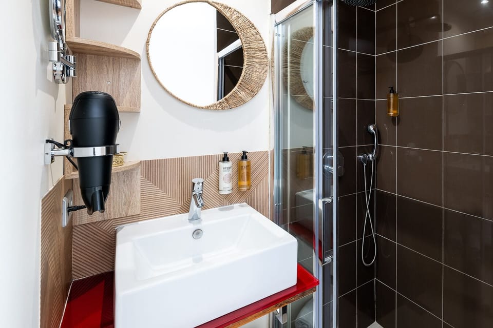 Bathroom with Italian shower, towels provided - Comfort and modernity for your stay at Mandara Beach.