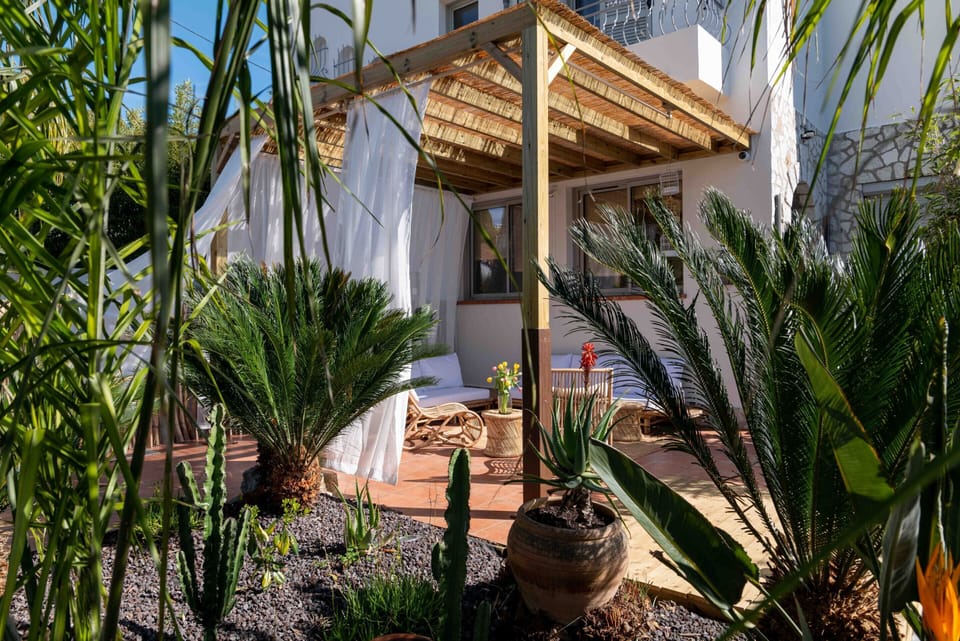 Shared outdoor welcome area – Relax and socialize in a pleasant setting at Mandara Beach Bungalow.