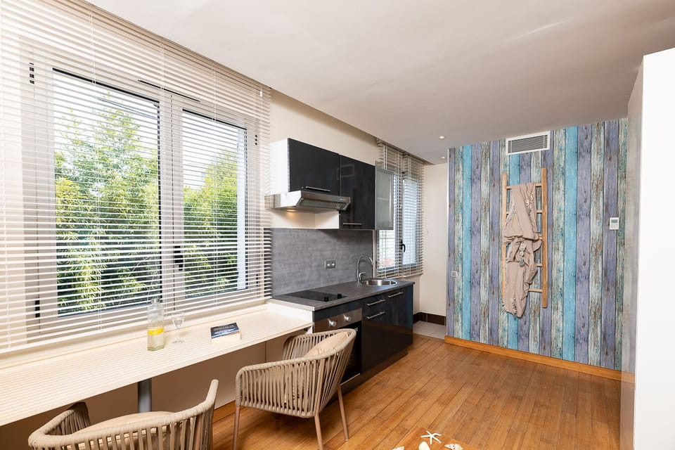 Living room with dining area and lounge – A functional and comfortable space, perfect for relaxation or remote work at Mandara Beach Bungalow, Juan-les-Pins. Wifi included, ideal for business and study stays