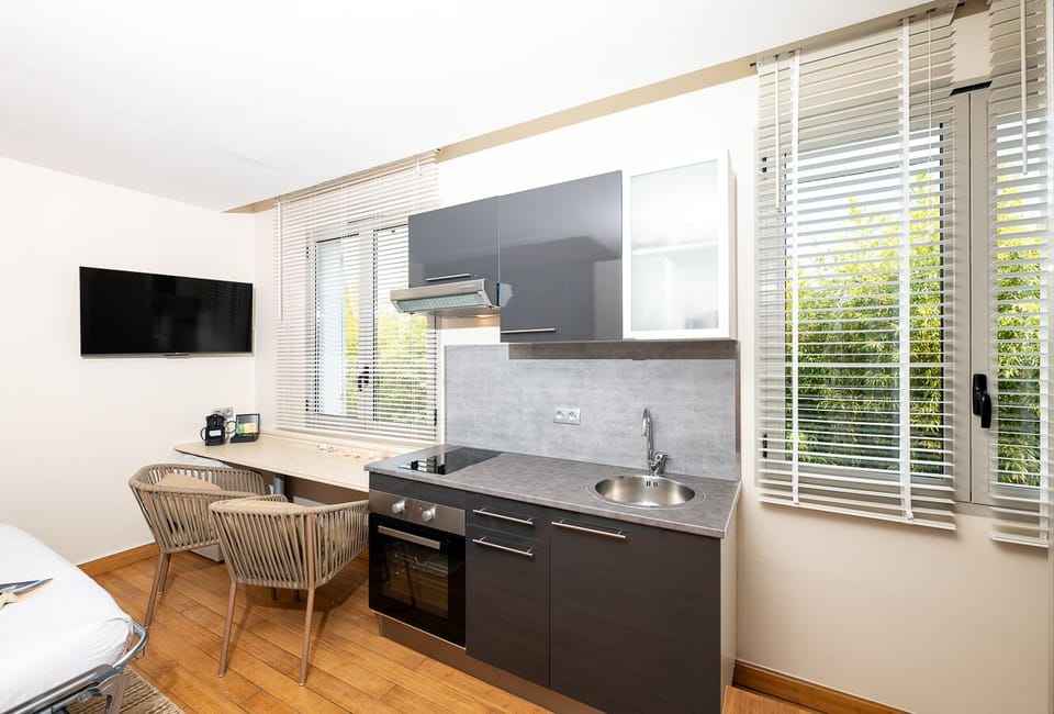  Fully equipped kitchenette with dining area – Perfect for preparing your meals at Mandara Beach Bungalow, Juan-les-Pins. Ideal for an independent stay.