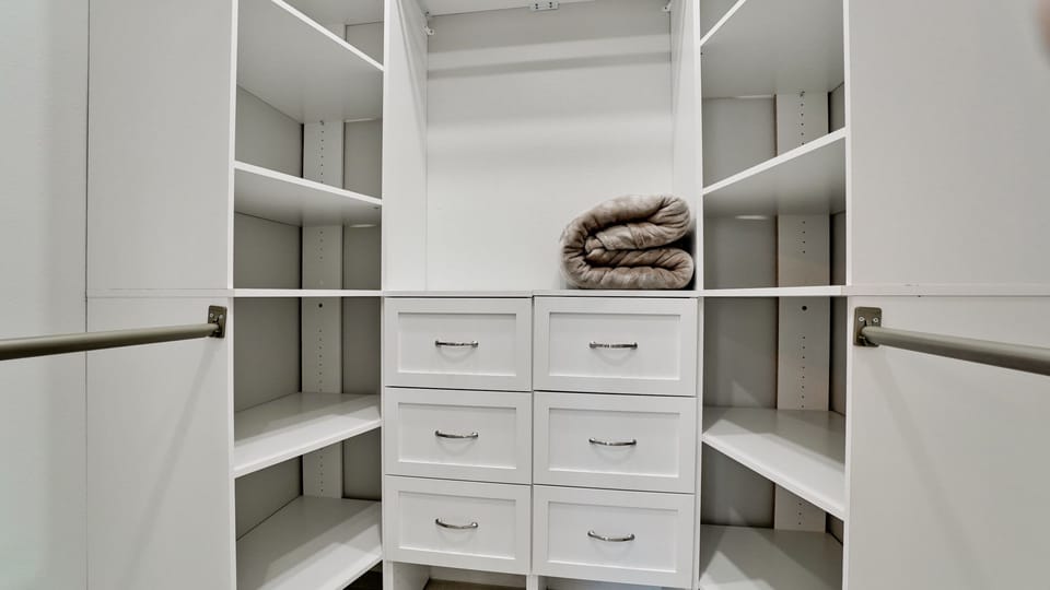 Master Bedroom - Closet