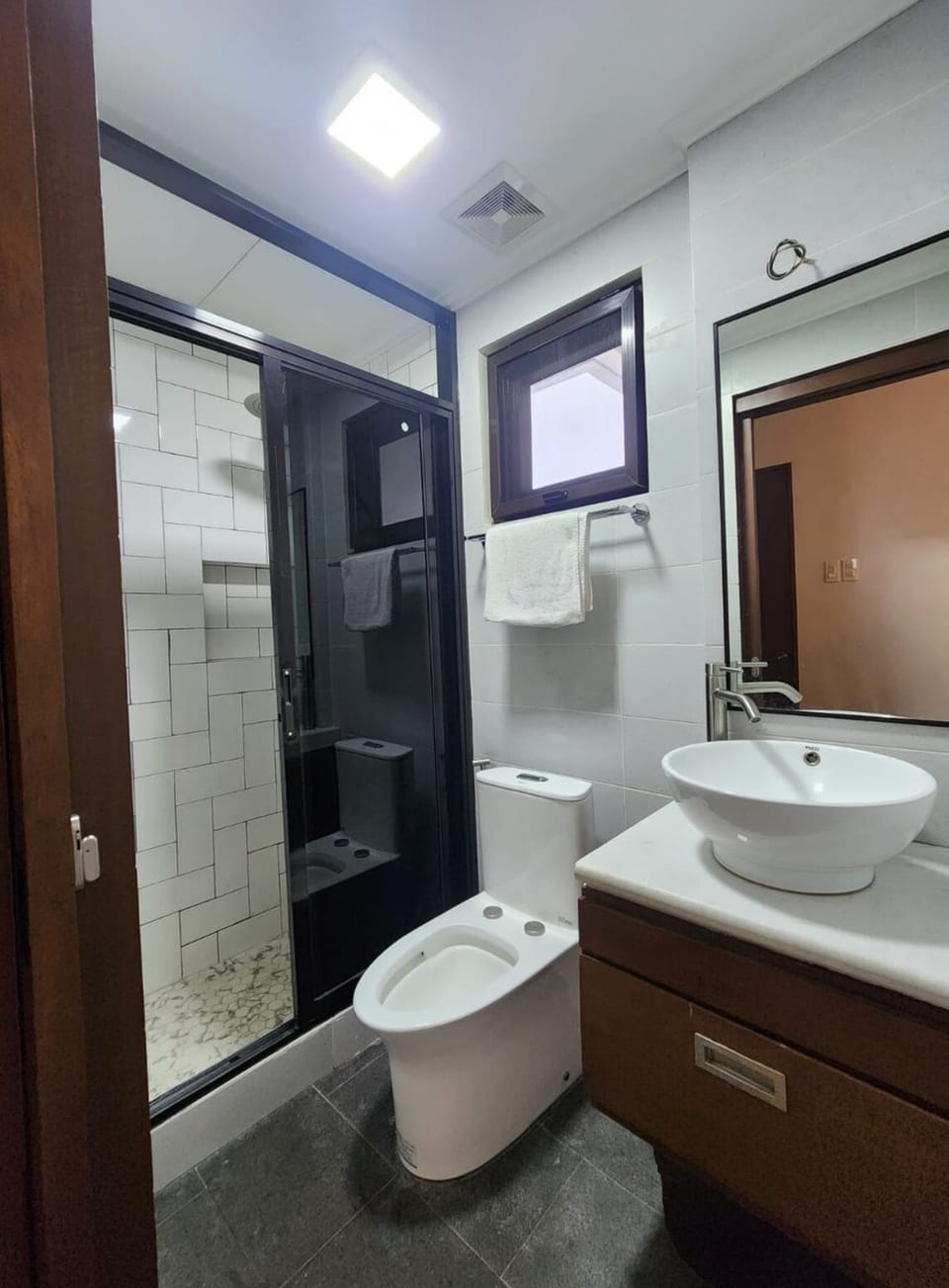 En-suite bathroom with walk-shower