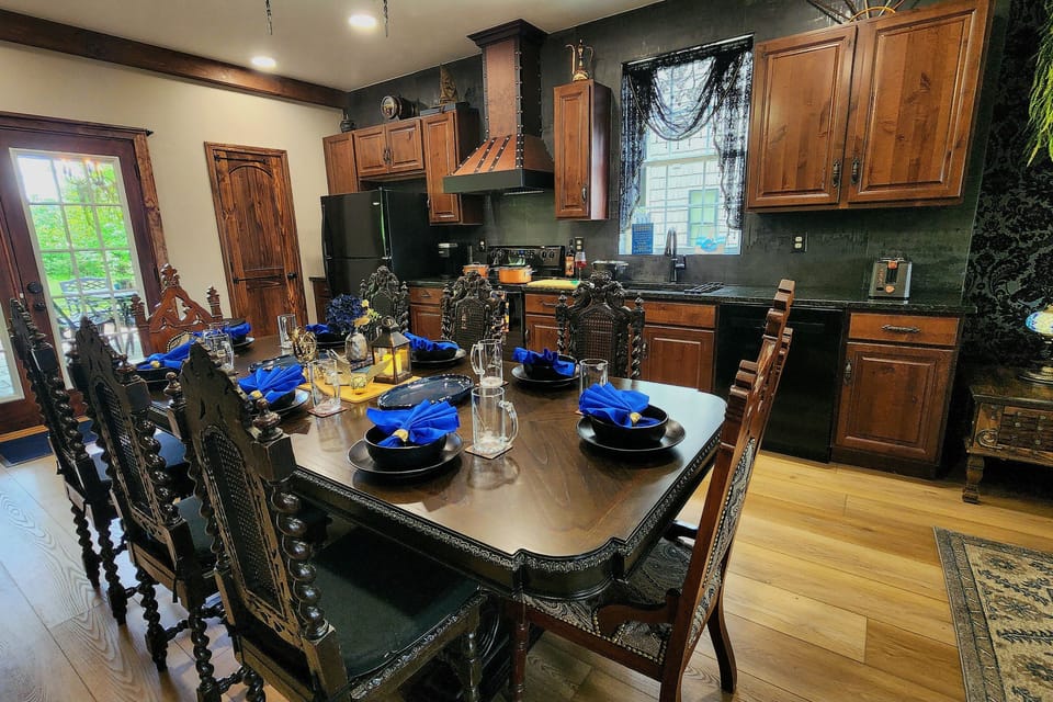 Eight people can sit comfortably for a meal together in the kitchen area.