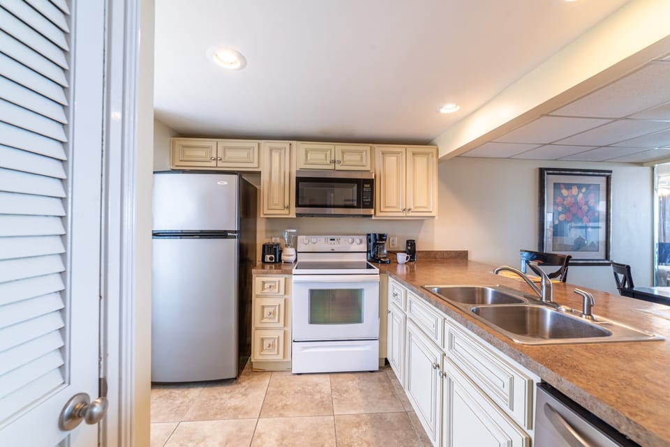 Fully stocked kitchen with a stackable washer/dryer