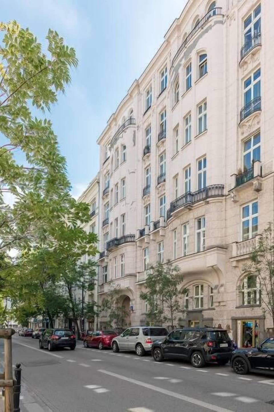 Tenement house at 39 Hoża Street