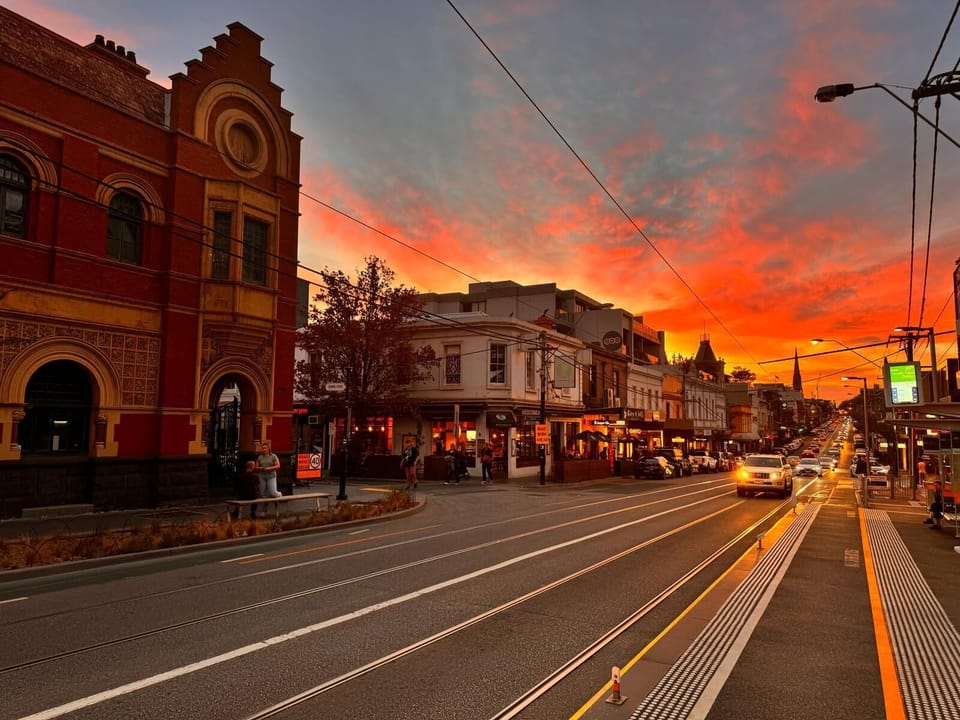 Sunset in nearby Toorak Rd only a 10-15 minute walk