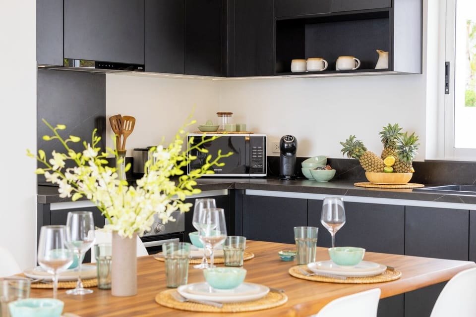 Full-size fridge, microwave, oven, stovetop