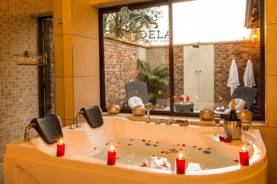 Honeymoon Suite, Lake View | Private spa tub