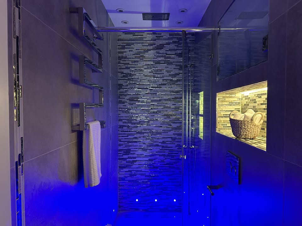 Bathroom with cromotherapy