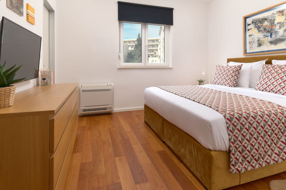 Exclusive Apartment | 3 bedrooms, desk, free WiFi, bed sheets