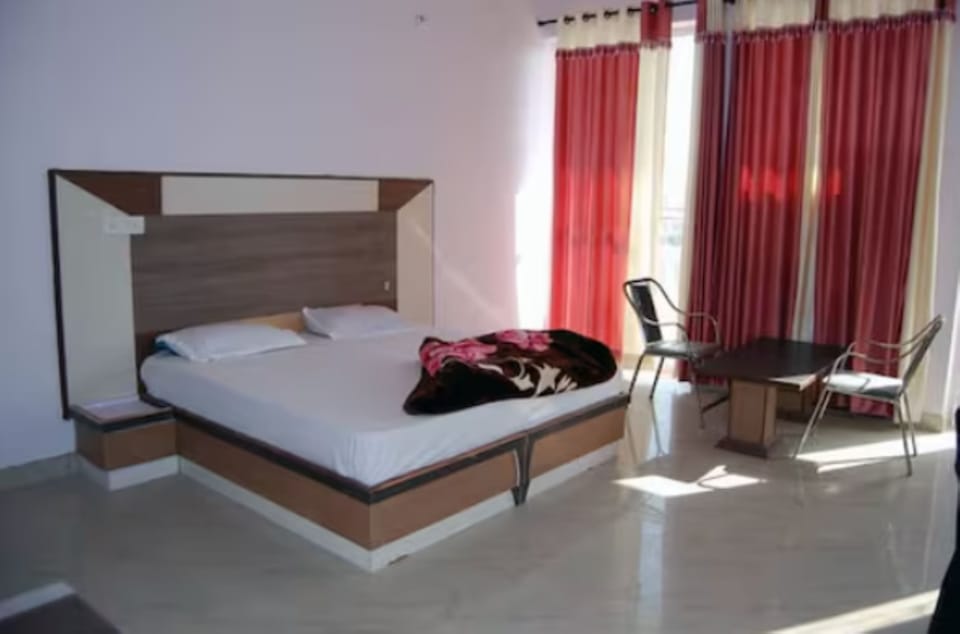 Desk, WiFi (free), bed sheets